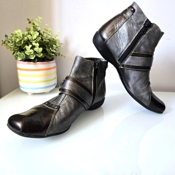 Un Tour En Ville Metallic Silver Ankle Boots. Size 39/ 8-8.5 - Picture 1 of 10
